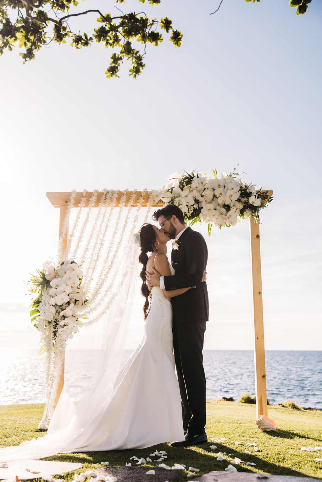 Real-wedding-helena-david-hawaii-post-ceremony-portrait-bride-and-groom-kiss