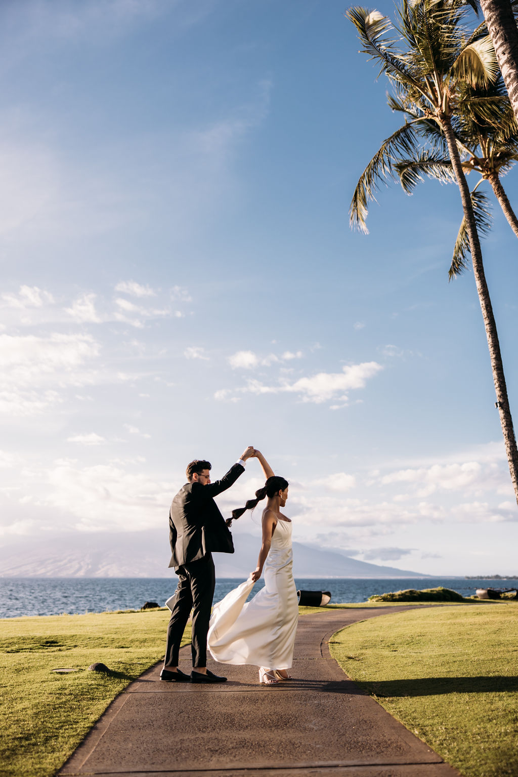 Real-wedding-helena-david-hawaii-post-ceremony-portrait-bride-and-groom-dancing