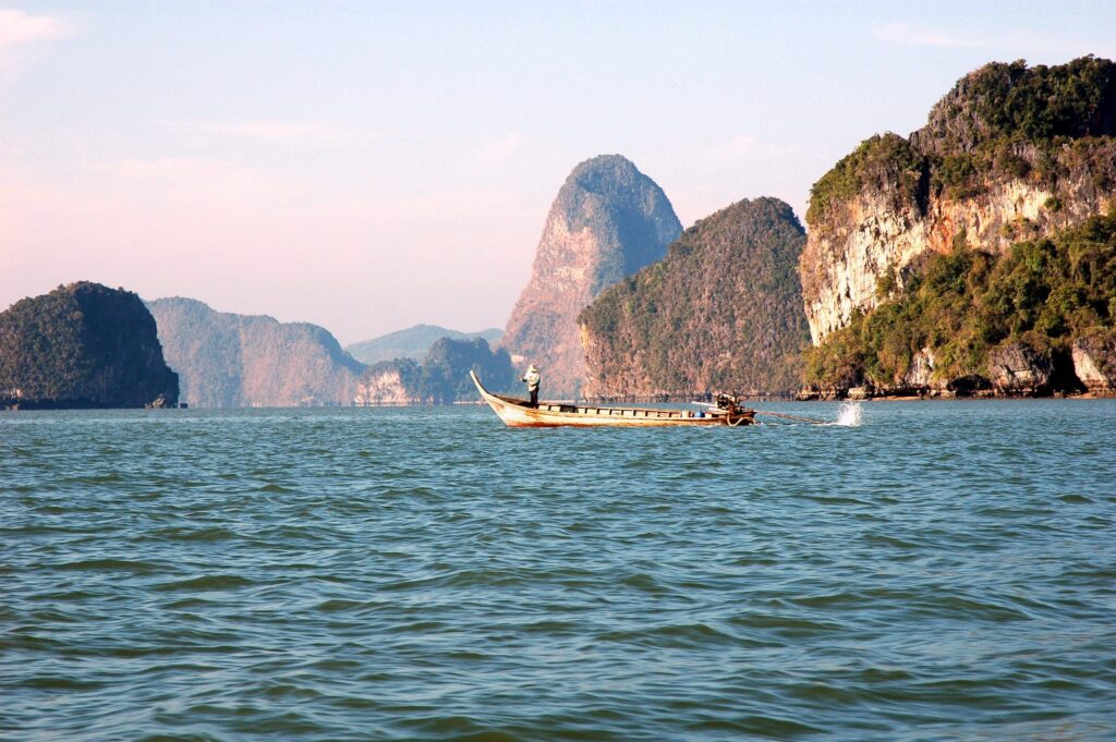pumpboat-in-the-horizon-on-Khao-Lak-Phang-Nga-Thailand