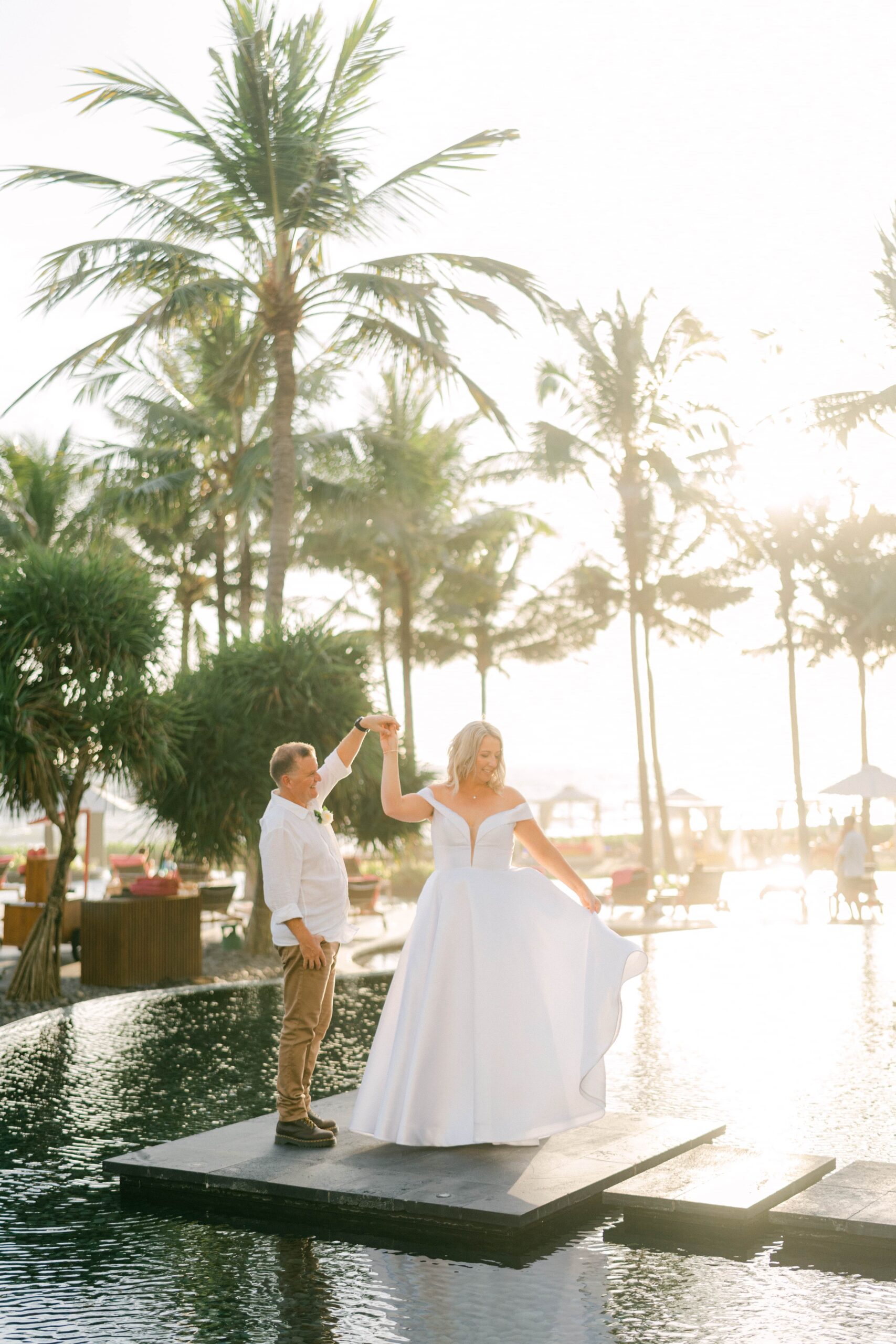 Real-wedding-Tammy-and-Glen-W-Bali-Hotel-Seminyak-by-Andi-Regen-Photo-couple-portrait-romantic-dance