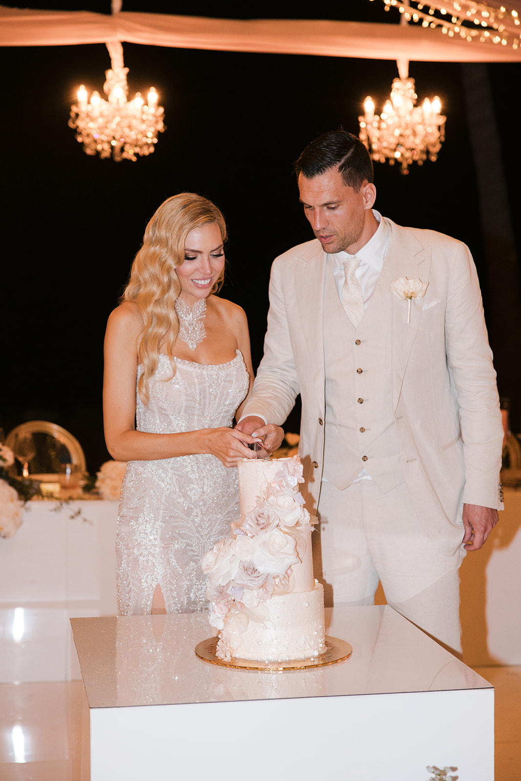 Real-Wedding-Nicole-Alex-Port-Douglas-reception-newlyweds-slicing-the-cake